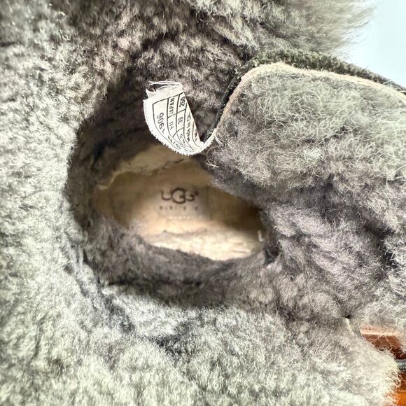 UGG Women’s F8012G leather sheepskin weatherproof boot size 8 - Picture 4 of 11